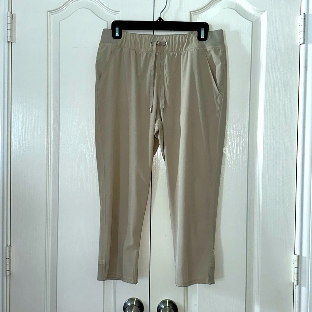 Champion C 9 Women’s Capri Trousers lightweight Size Medium Beige color